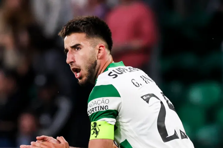 Gonçalo Inácio, difensore dello Sporting Lisbona, durante una partita con la maglia bianca e verde