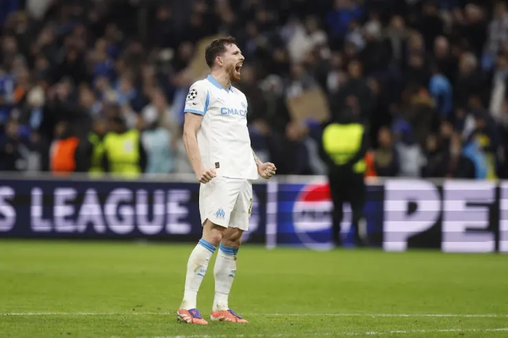 Hojbjerg centrocampista della Marsiglia durante una partita di Champions League, esulta in campo