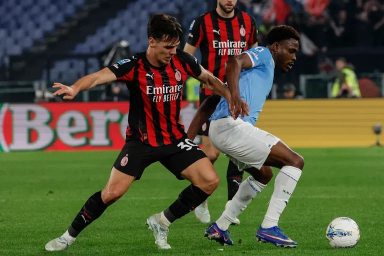 Jashari del Milan contrasta il pallone contro un giocatore della Lazio durante una partita di calcio