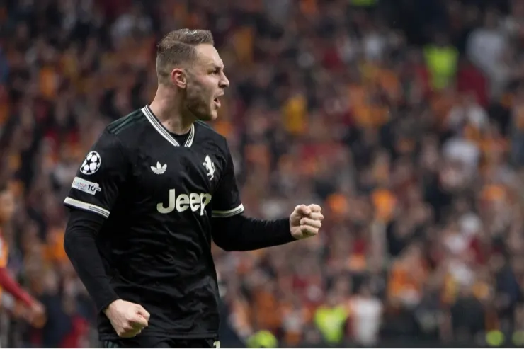 Koopmeiners in maglia Juventus durante una partita, con lo stadio sullo sfondo