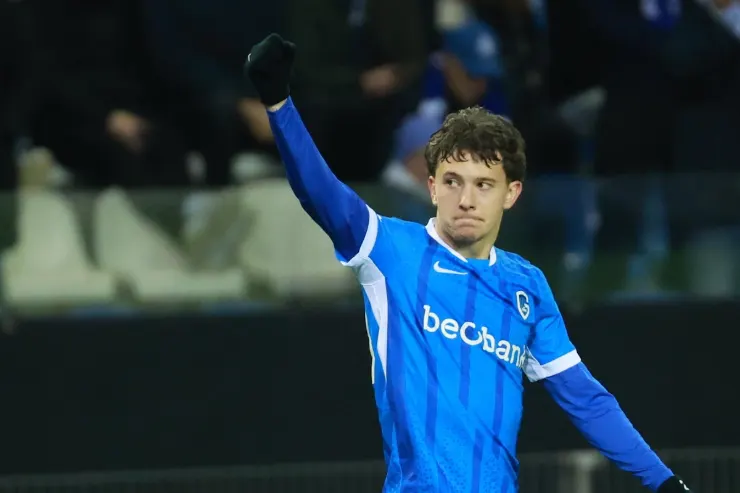 Konstantinos Karetsas in maglia blu del Genk alza il pugno durante una partita