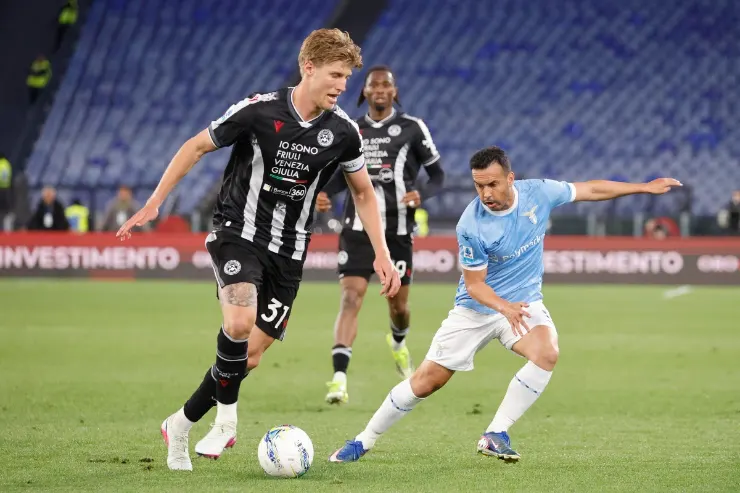 Kristensen in maglia Udinese contrasta un avversario in maglia azzurra durante una partita di calcio