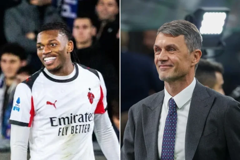 Rafael Leao in maglia Milan sorride durante una partita, accanto il dirigente Maldini in abito grigio durante una discussione
