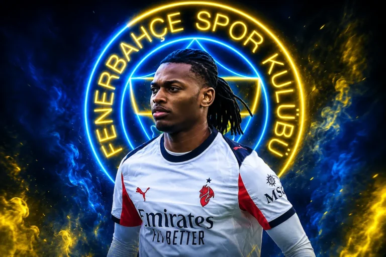 Rafael Leao in maglia Arsenal con grafica neon blu e giallo, logo Fenerbahçe sullo sfondo
