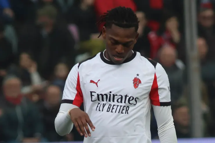 Rafael Leão in maglia Milan Emirates durante una partita, con sguardo concentrato