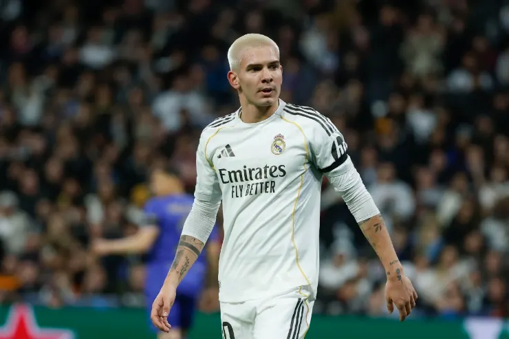 Alejandro Mastantuono in maglia Real Madrid durante una partita, con il pubblico sullo sfondo