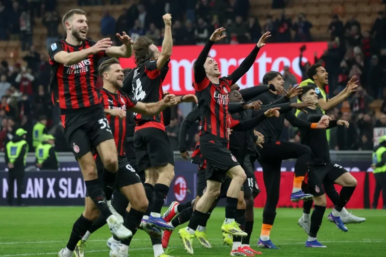 Giocatori del Milan esultano in campo indossando la maglia away rosso-nera 2026/27