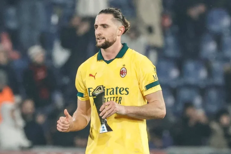Adrien Rabiot in maglia gialla del Milan durante una partita, con medaglia al collo