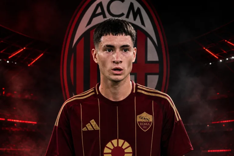 Mateo Soulé in maglia Roma con lo stemma del Milan sullo sfondo
