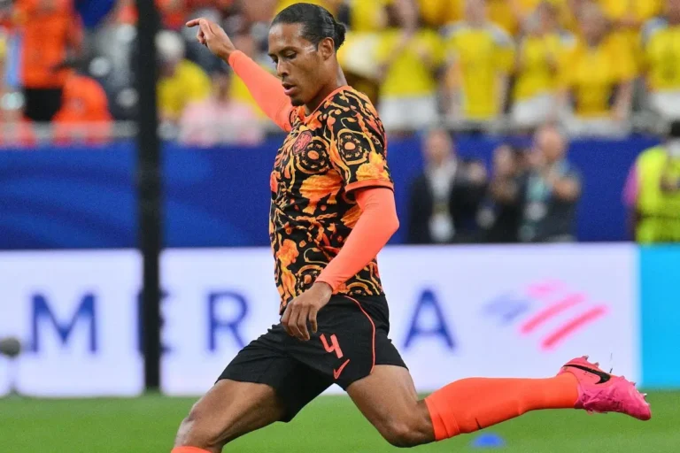 Virgil van Dijk durante una partita, in azione con la maglia arancione della nazionale olandese