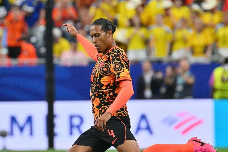 Virgil van Dijk con maglia arancione della nazionale olandese in azione durante una partita internazionale