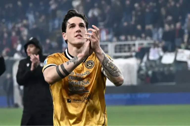 Nicolò Zaniolo in maglia gialla del Friuli Venezia Giulia saluta il pubblico dello stadio