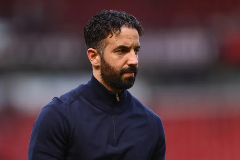 Amorim in tuta blu durante una partita, sguardo concentrato verso il campo