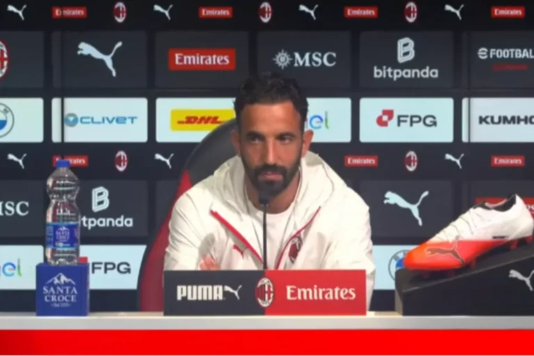 Amorim in conferenza stampa al Milan seduto al tavolo con microfono davanti al backstage Emirates