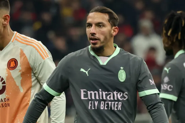 Ismail Bennacer, centrocampista del Milan, durante una partita con la maglia rossonera e il logo Emirates