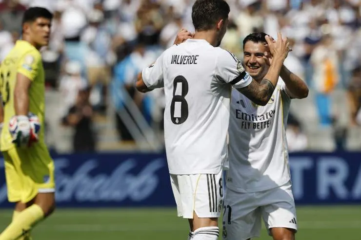 Brahim Díaz e Valverde in maglia Real Madrid durante una partita, con il giocatore che indossa la numero 8