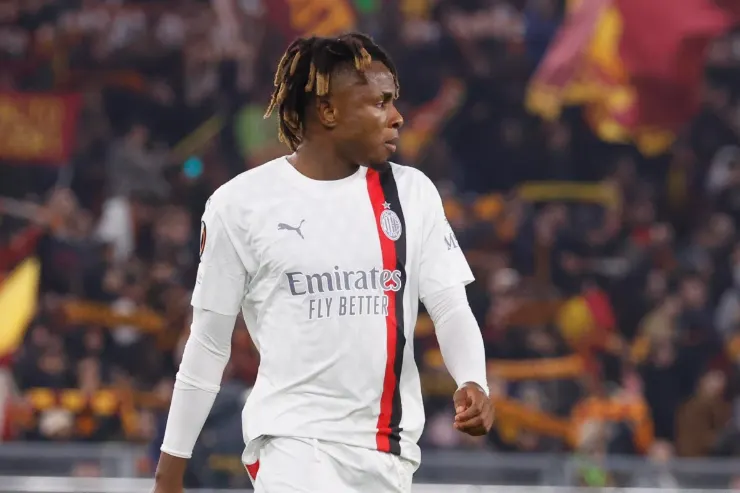 Chukwueze in maglia Milan bianca con sponsor Emirates durante una partita