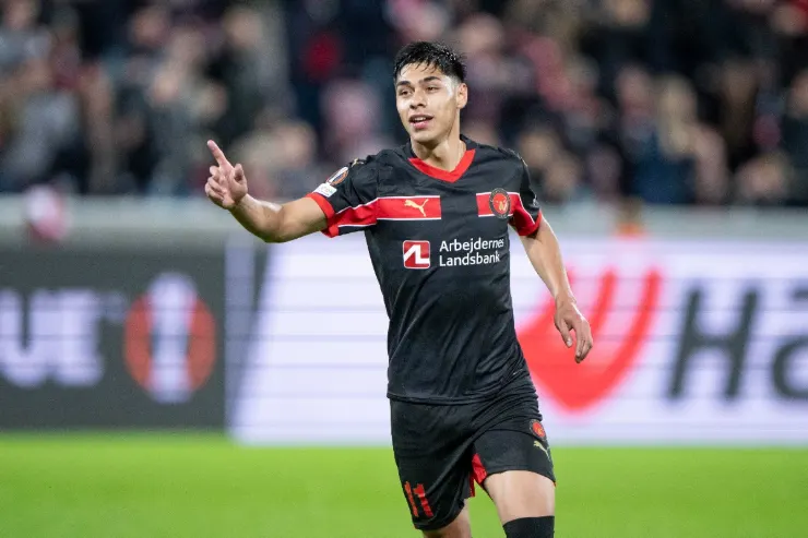 Darío Osorio in azione durante una partita, indossa la maglia nera e rossa del Midtjylland