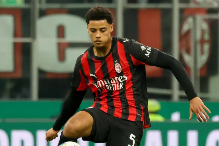 De Winter in azione con il pallone indossa la maglia rossonera del Milan numero 5