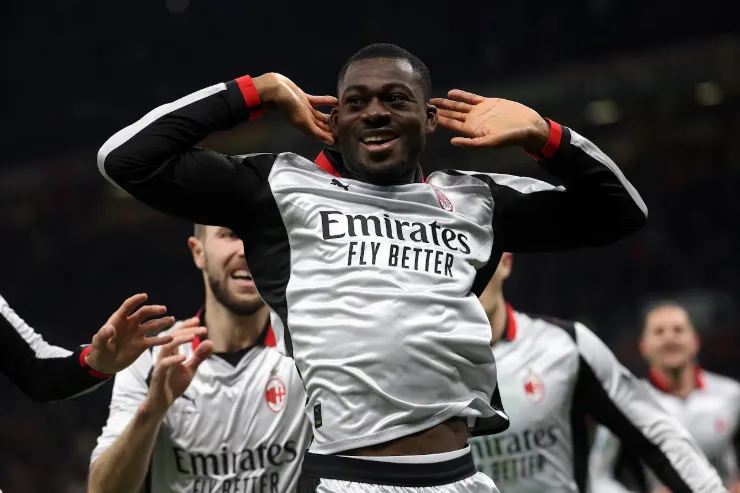 Fofana esulta in maglia Milan bianca con Emirates, braccia dietro la testa durante una partita