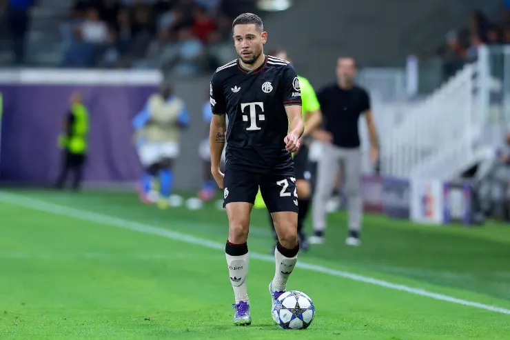 Rafael Guerreiro in maglia Bayern Monaco con pallone durante una partita di Champions League
