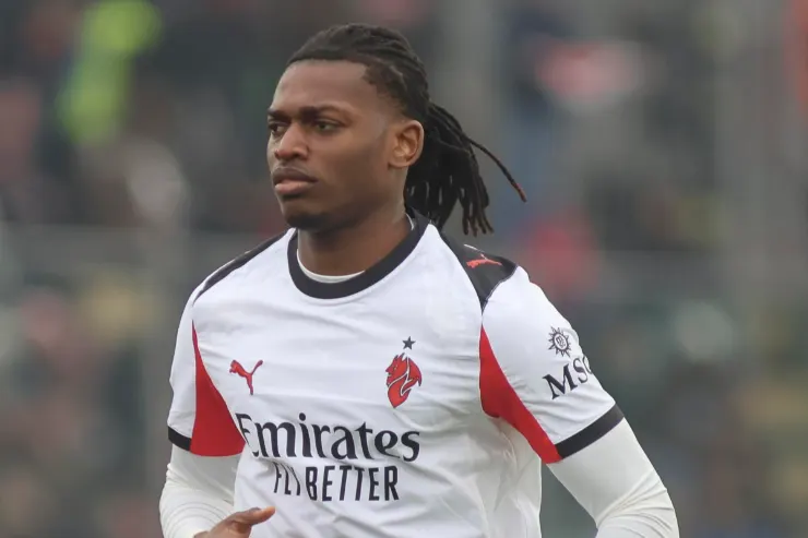 Rafael Leao in maglia Arsenal bianca e rossa durante una partita