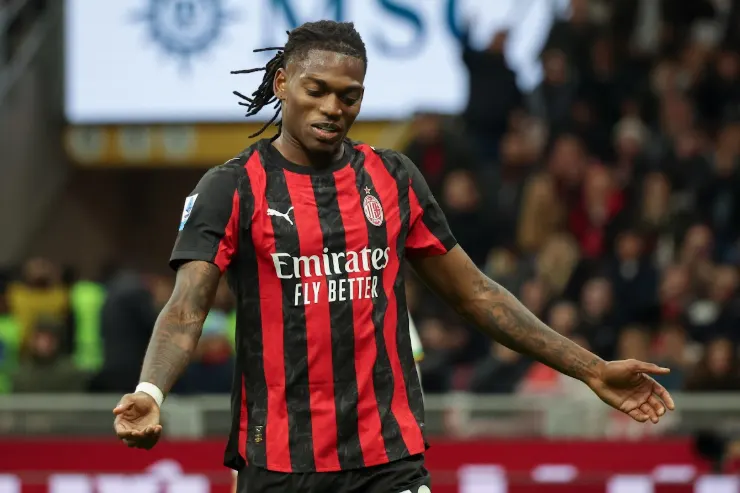 Rafael Leao in maglia Milan durante una partita, con espressione concentrata