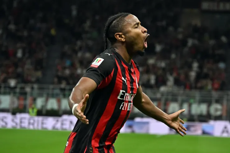 Nkunku con la maglia del Milan celebra durante una partita in Serie A
