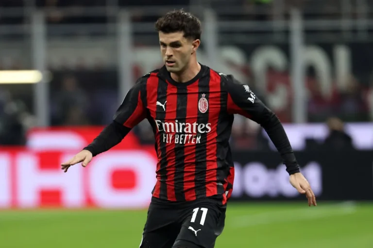 Christian Pulisic in azione con il pallone durante una partita del Milan, indossa la maglia rossonera numero 11