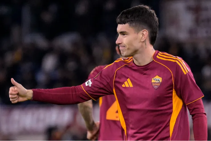 Alejandro Garnacho con maglia AS Roma fa un gesto di approvazione durante una partita