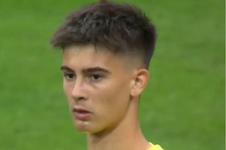 Torriani, giovane portiere del Milan, in primo piano durante una partita