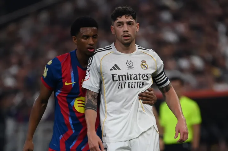 Gavi del Real Madrid in maglia bianca con Balde del Barcellona in maglia blaugrana durante una partita
