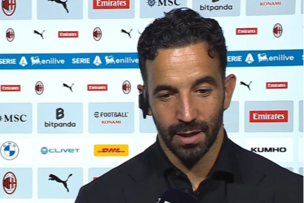 Amorim durante un'intervista Dazn davanti ai banner ufficiali del Milan con loghi dei partner