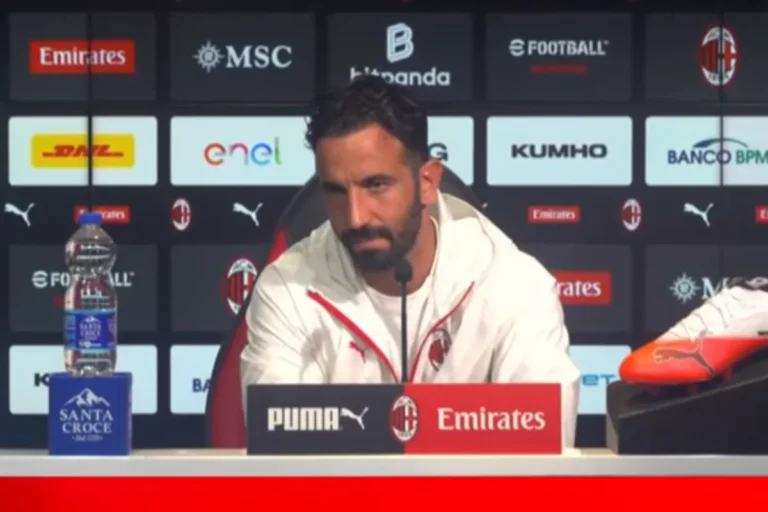 Ruben Amorim in conferenza stampa al Milan indossa felpa Puma bianca con logo rossonero, microfono davanti ai pannelli sponsor