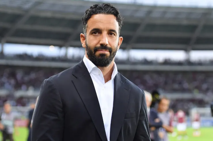 Amorim in abito nero e camicia bianca in panchina prima di una partita del Milan allo stadio
