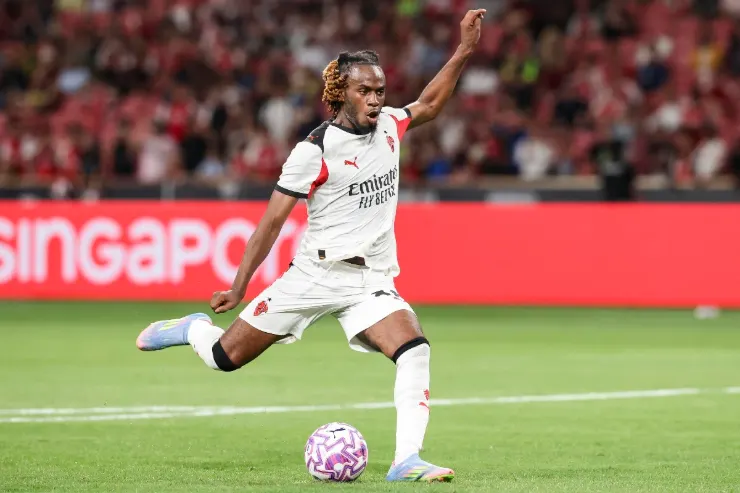 Warren Bondo con il pallone durante una partita del Milan in maglia bianca