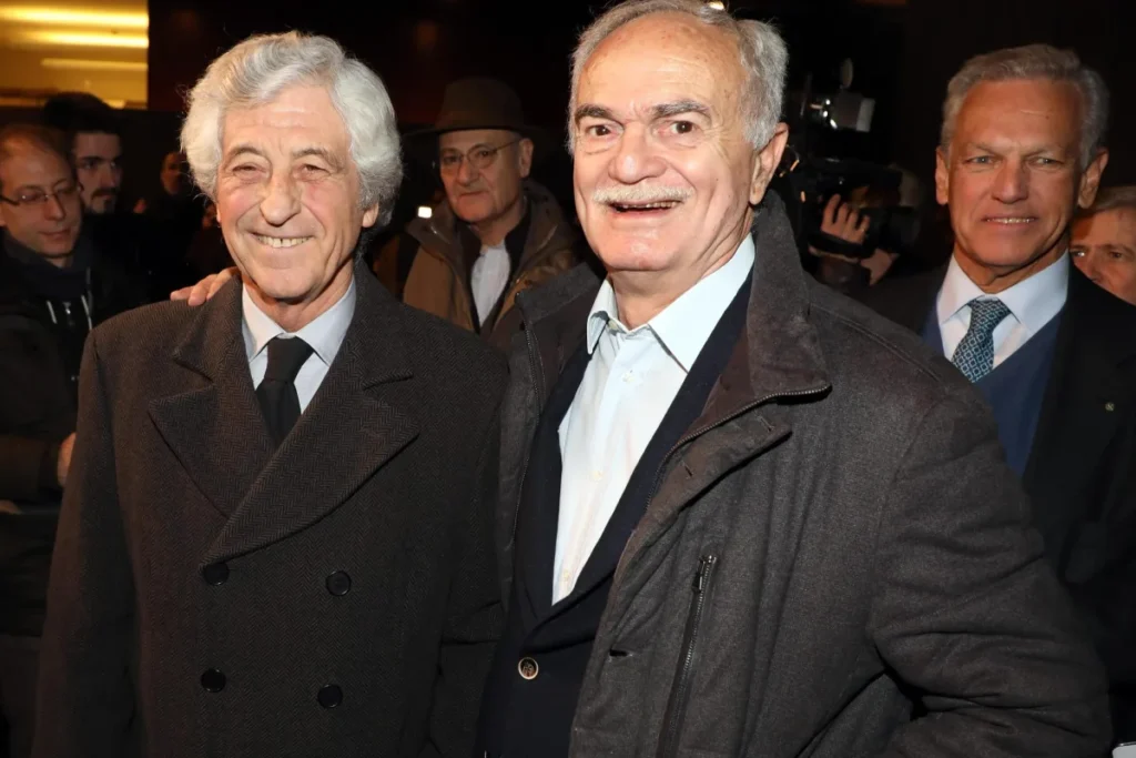 Sandro Mazzola sorride insieme ad altre personalità del calcio in un evento serale