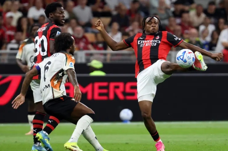 Chukwueze in azione durante una partita del Milan, contrasta un avversario in maglia bianca mentre cerca il pallone