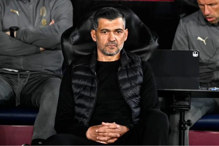 Sergio Conceicao in panchina durante una partita, con giubbotto nero e mani intrecciate