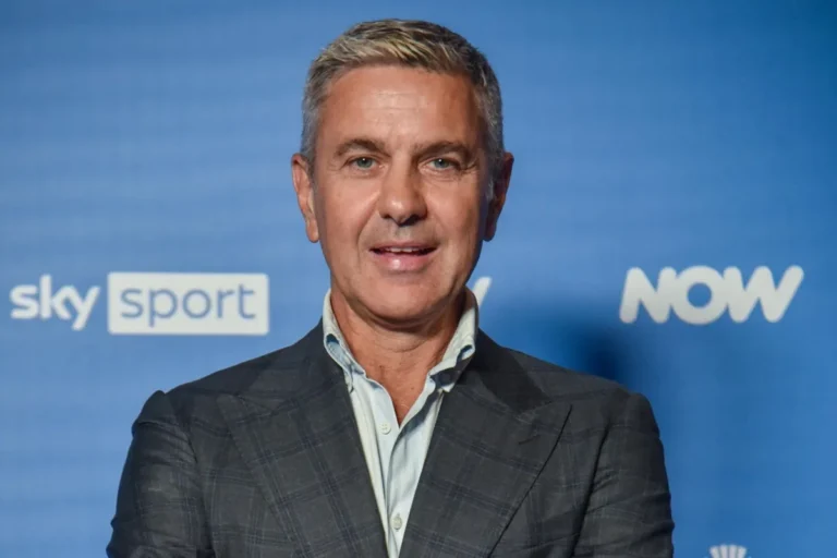 Alessandro Costacurta in primo piano durante un evento Sky Sport, giacca blu scuro e camicia azzurra, su sfondo blu con loghi Sky Sport e NOW