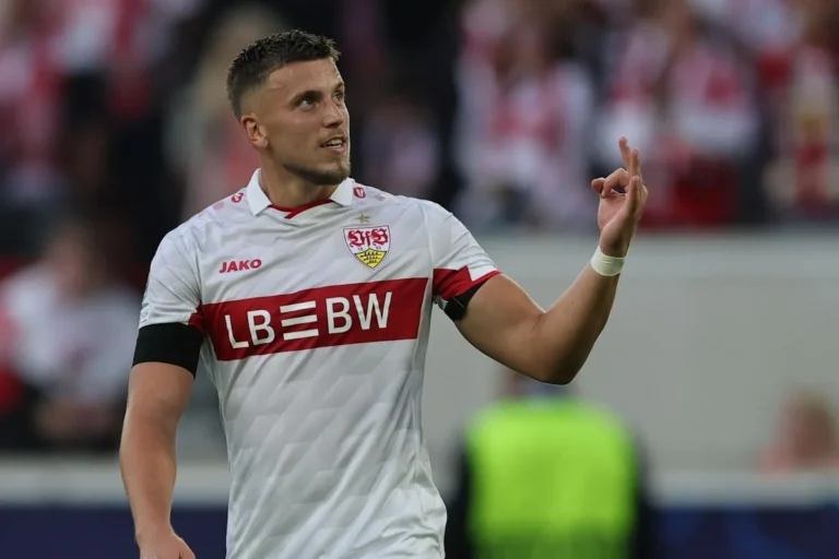 Demirović durante una partita dello Stoccarda in maglia bianca e rossa con sponsor LBBW, gesticola in campo
