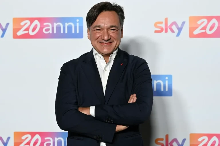 Fabio Caressa con le braccia incrociate durante un evento Sky Sport