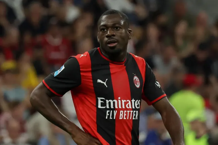 Fofana in maglia Milan durante una partita, indossa la divisa rossonera con lo sponsor Emirates