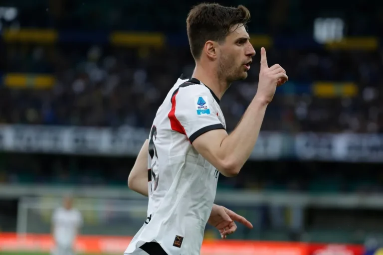 Matteo Gabbia in maglia Milan gesticola durante una partita, difensore rossonero in azione sul campo