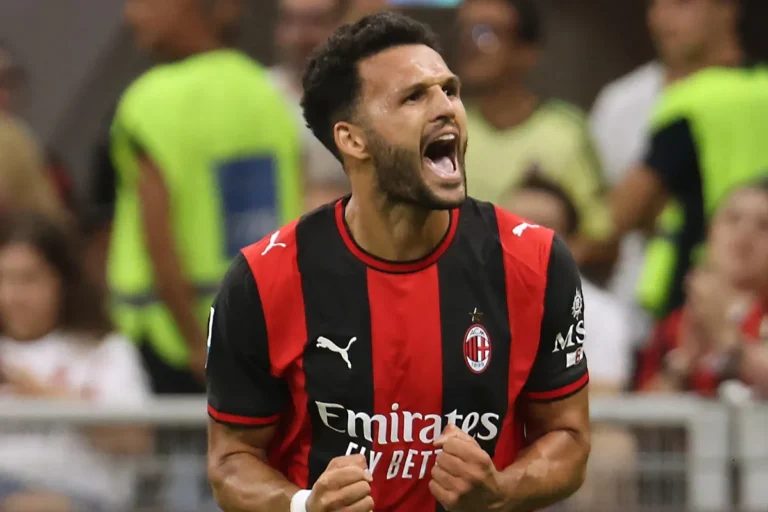 Gonçalo Ramos esulta durante una partita del Milan, indossa la maglia rossonera Puma con sponsor Emirates