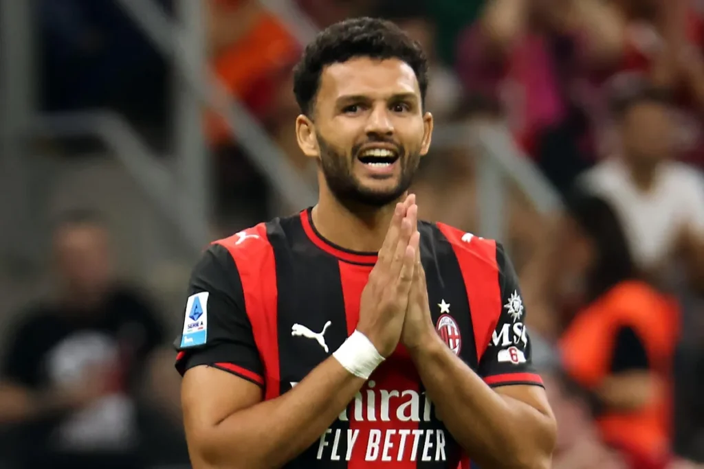 Gonçalo Ramos disperato durante una partita del Milan, indossa la maglia rossonera