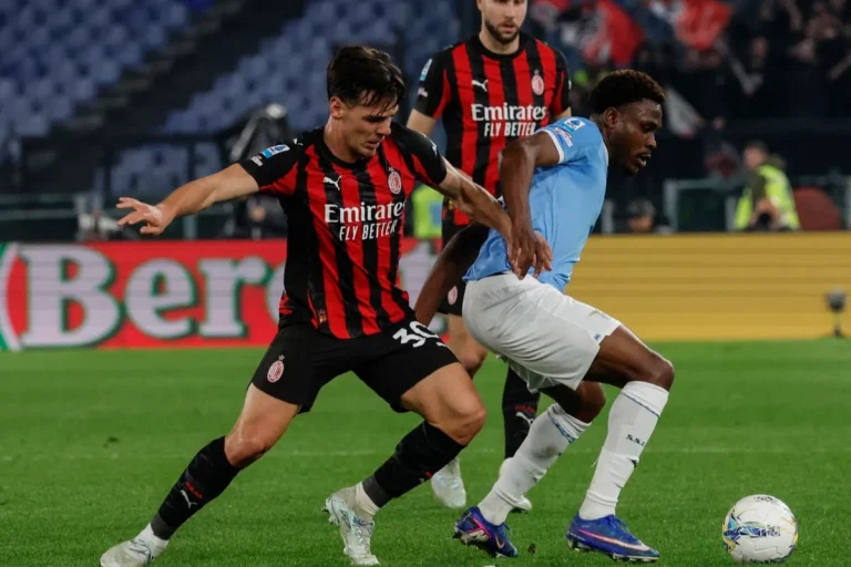 Jashari del Milan contrasta Tavares della Lazio durante il match all'Olimpico