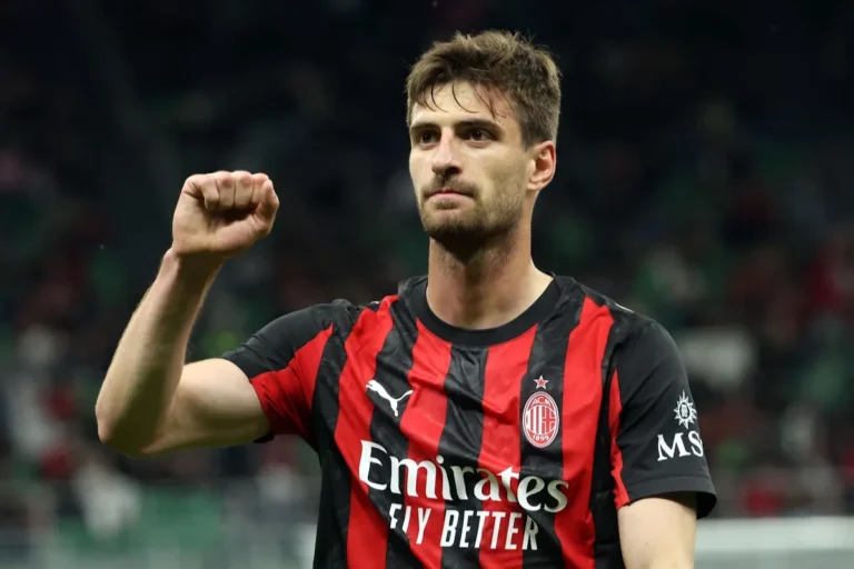 Matteo Gabbia, difensore del Milan, durante una partita con la maglia rossonera a strisce verticali