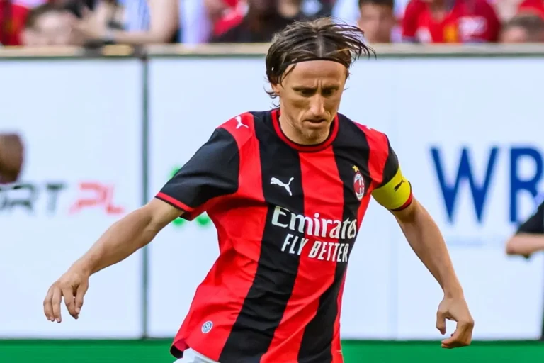 Luka Modric in azione durante una partita con la maglia del Milan, indossa la fascia da capitano