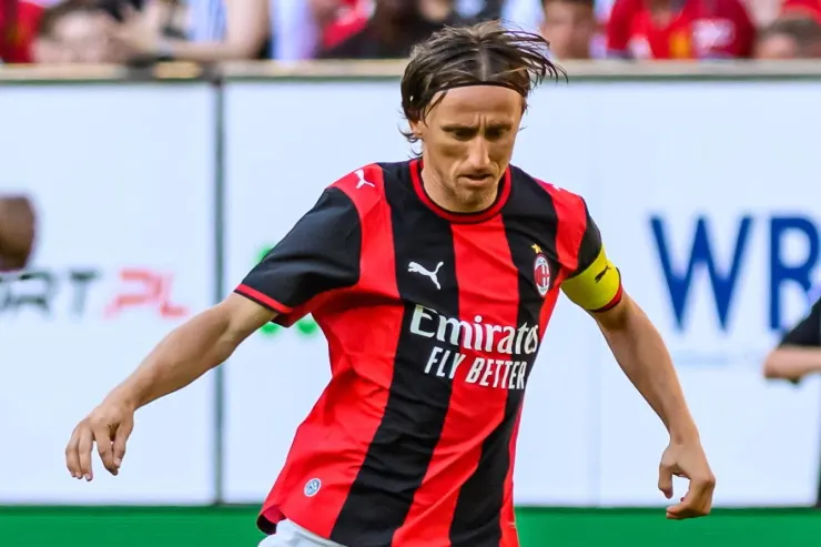 Modric con la maglia del Milan in campo, fascia da capitano al braccio